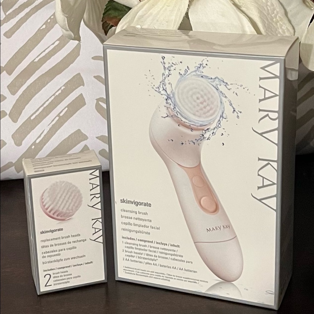 Skinvigorate Cleansing Brush (separate box of heads included)